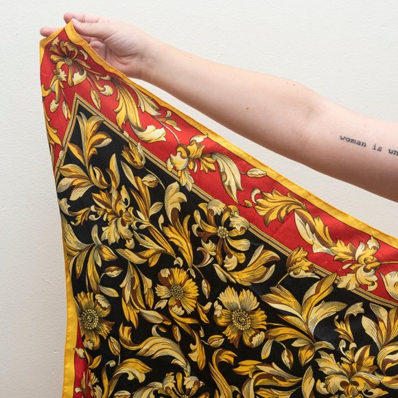 VERSATILE VINTAGE SILKY ITALIAN SCARF - Picture 3 of 4